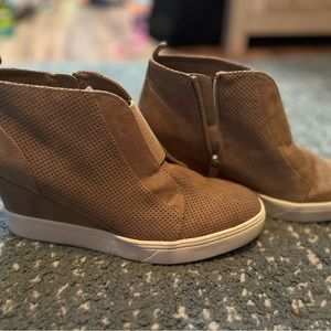 Women's size 10 wedge ankle boots. Never worn